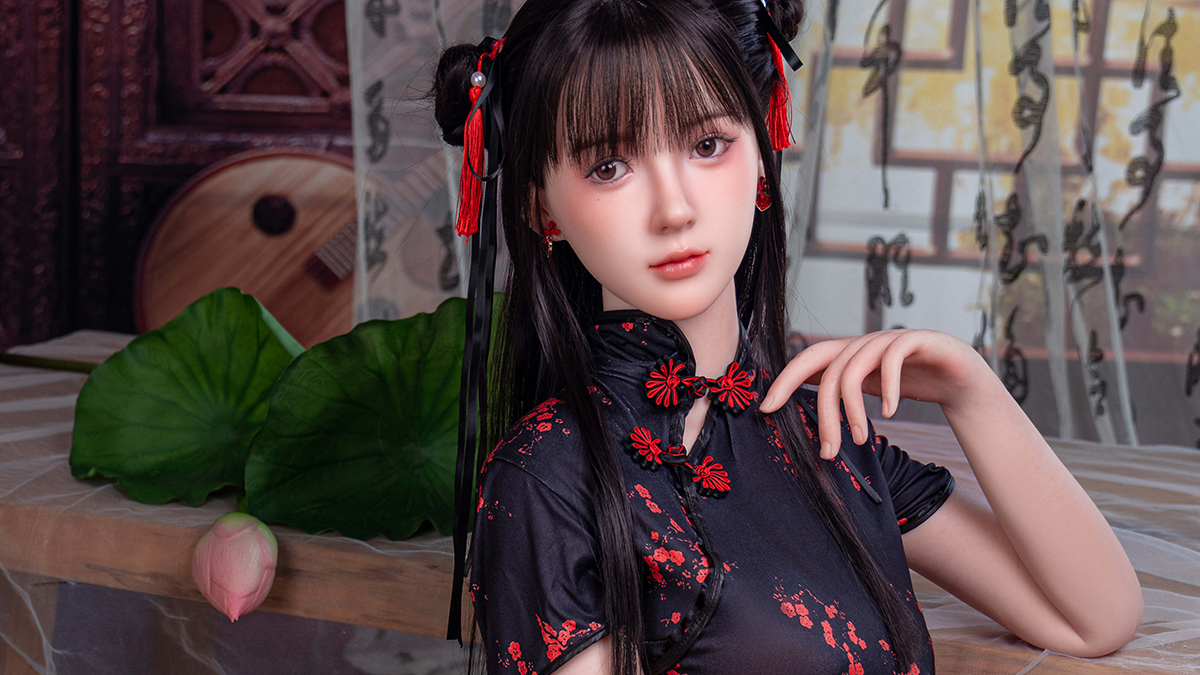 Custom vs in-stock silicone dolls comparison showing configuration choices and availability